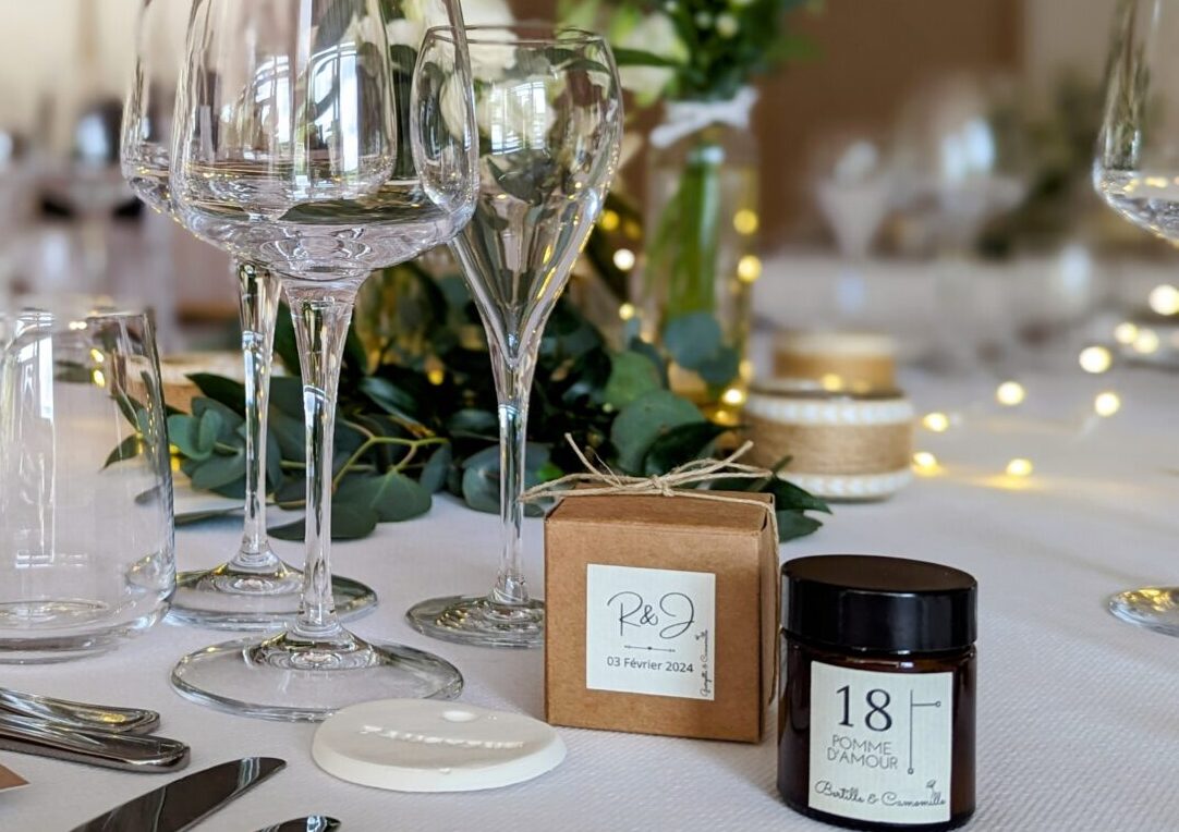 Petite bougie parfumée idéale pour un cadeau d'invité. Personnalisation possible en fonction de l'événement choisi. Disponible en 26 parfums au choix.